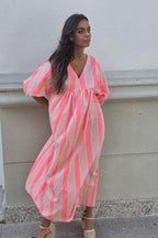 Vestido de cuello pico con rayas rosa flúor