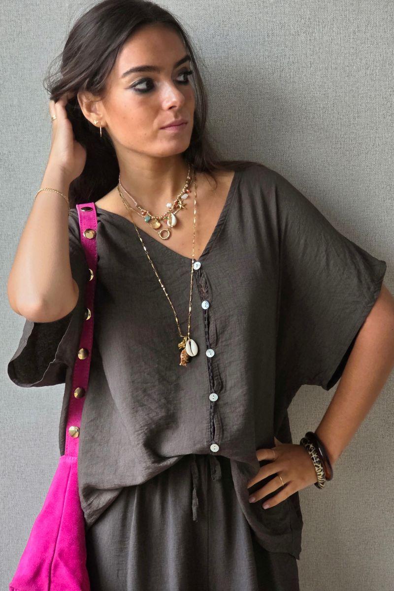 Camiseta pico oversize con detalle de puntilla chocolate