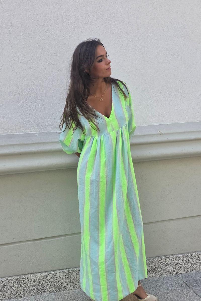 Vestido de cuello pico con rayas verde flúor