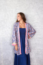 Kimono lila estampado azulón, lila y rosa