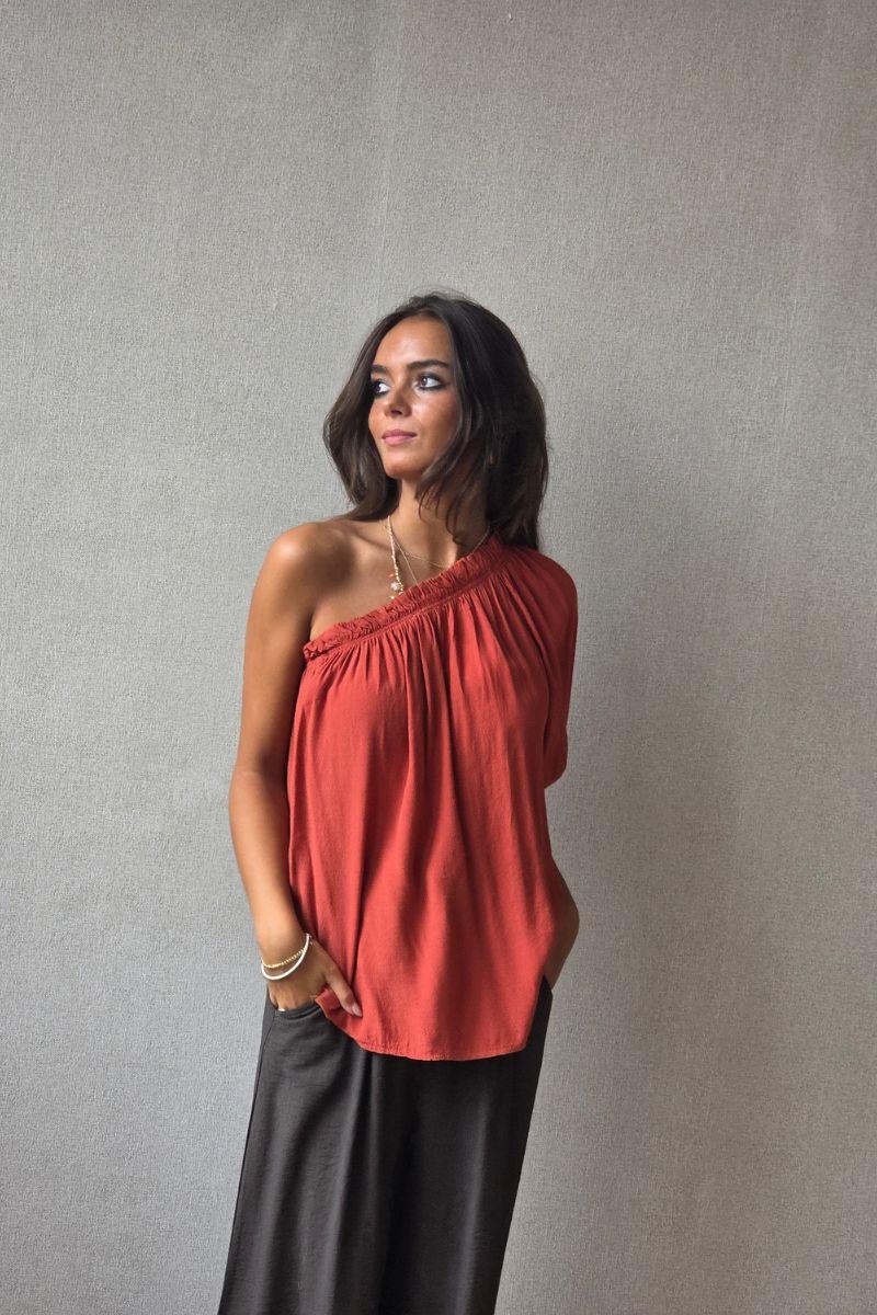 Blusa goma caldero asimétrica