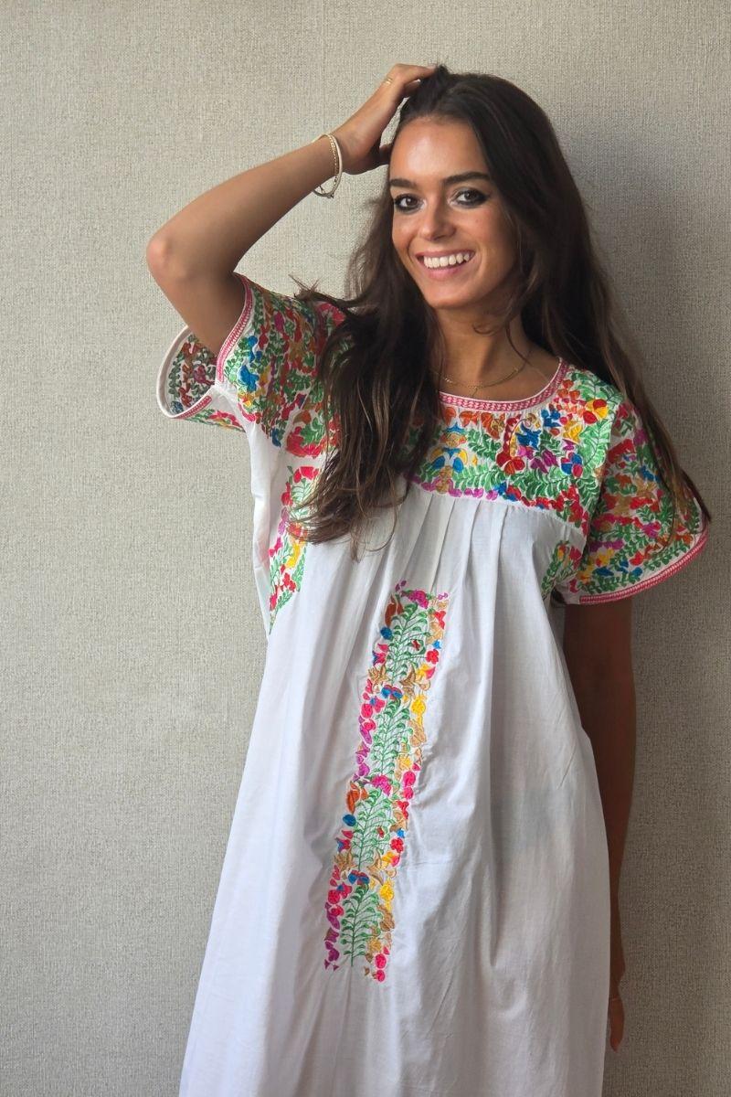 Vestido mexicano bordado a mano blanco
