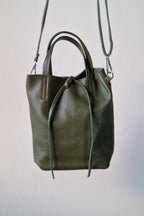 Bolso MArta con forma de cubo verde militar