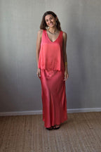 Blusa de tirantes de raso coral