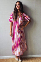 Vestido de rayas y estampado langosta