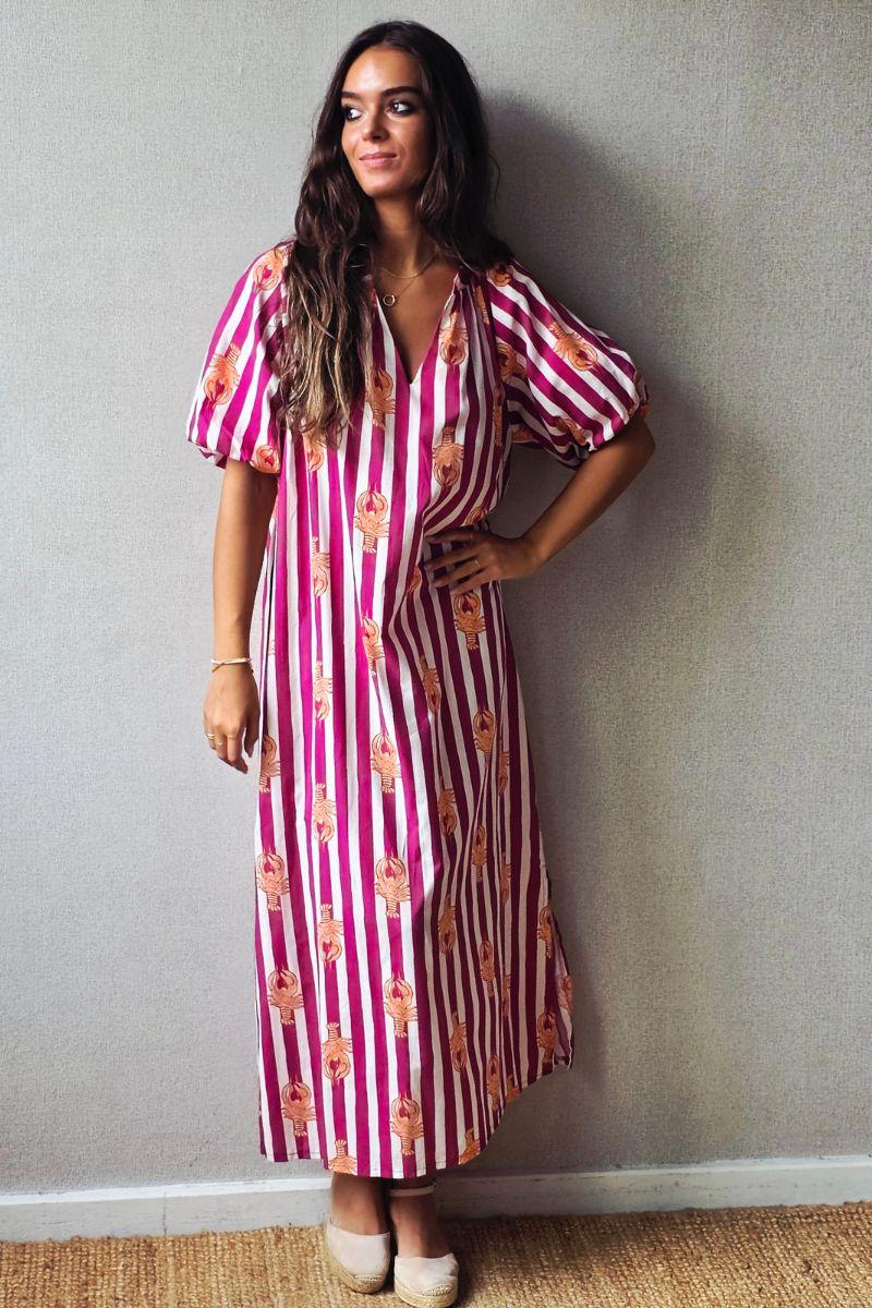 Vestido de rayas y estampado langosta