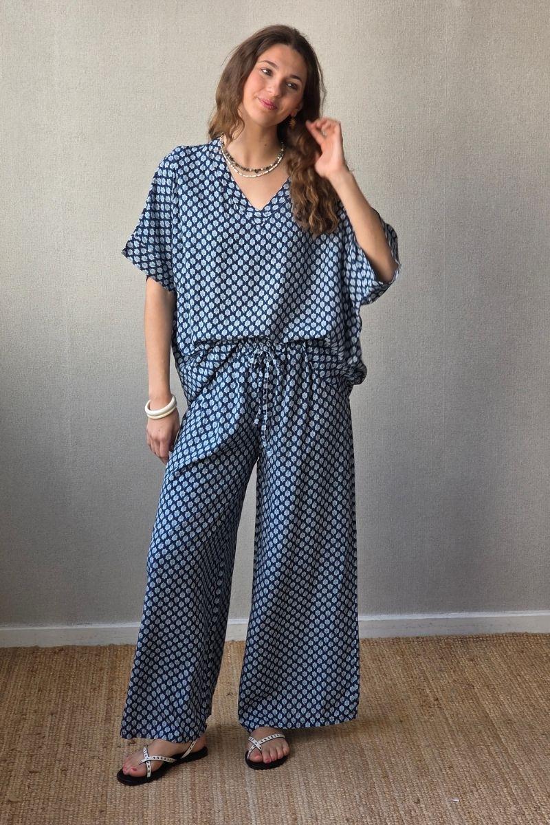 Blusón oversize estampado de flores azul marino