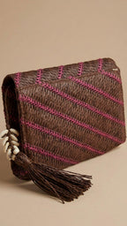Bolso de sobre chocolate con cadena
