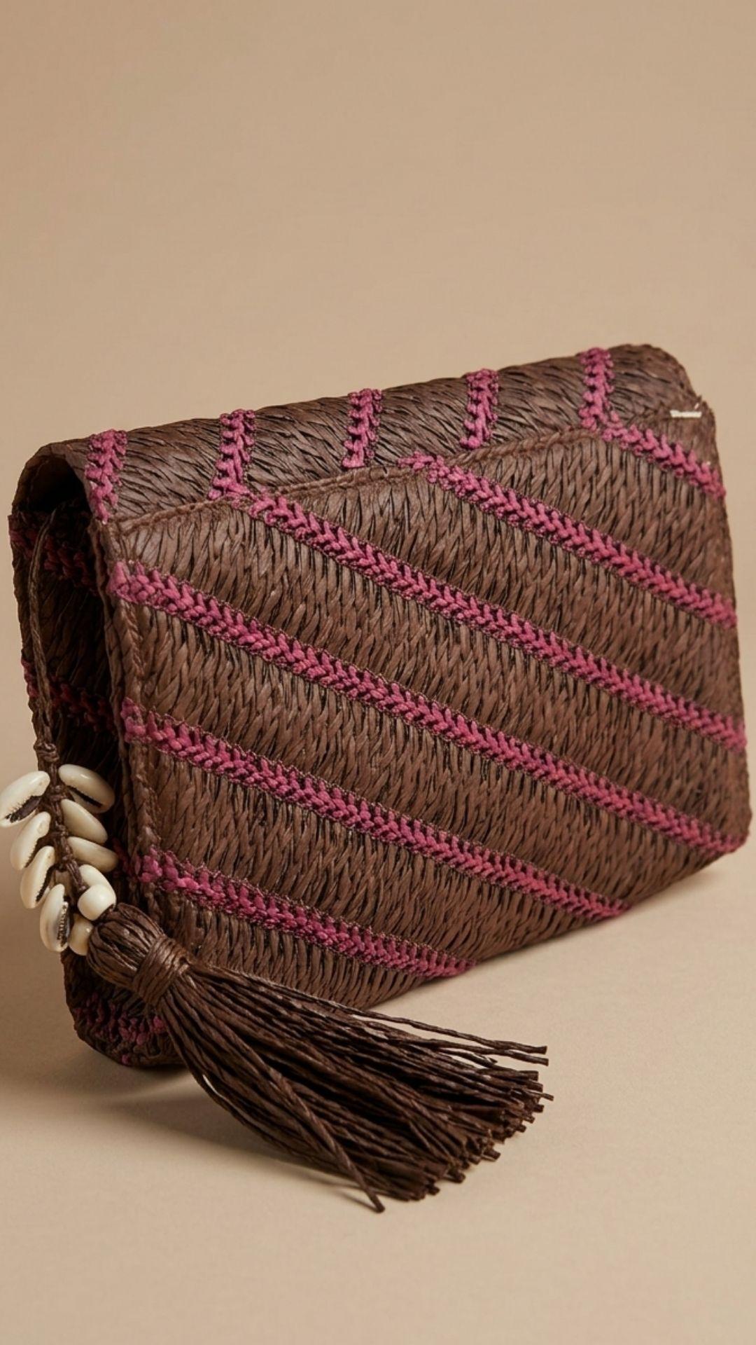 Bolso de sobre chocolate con cadena