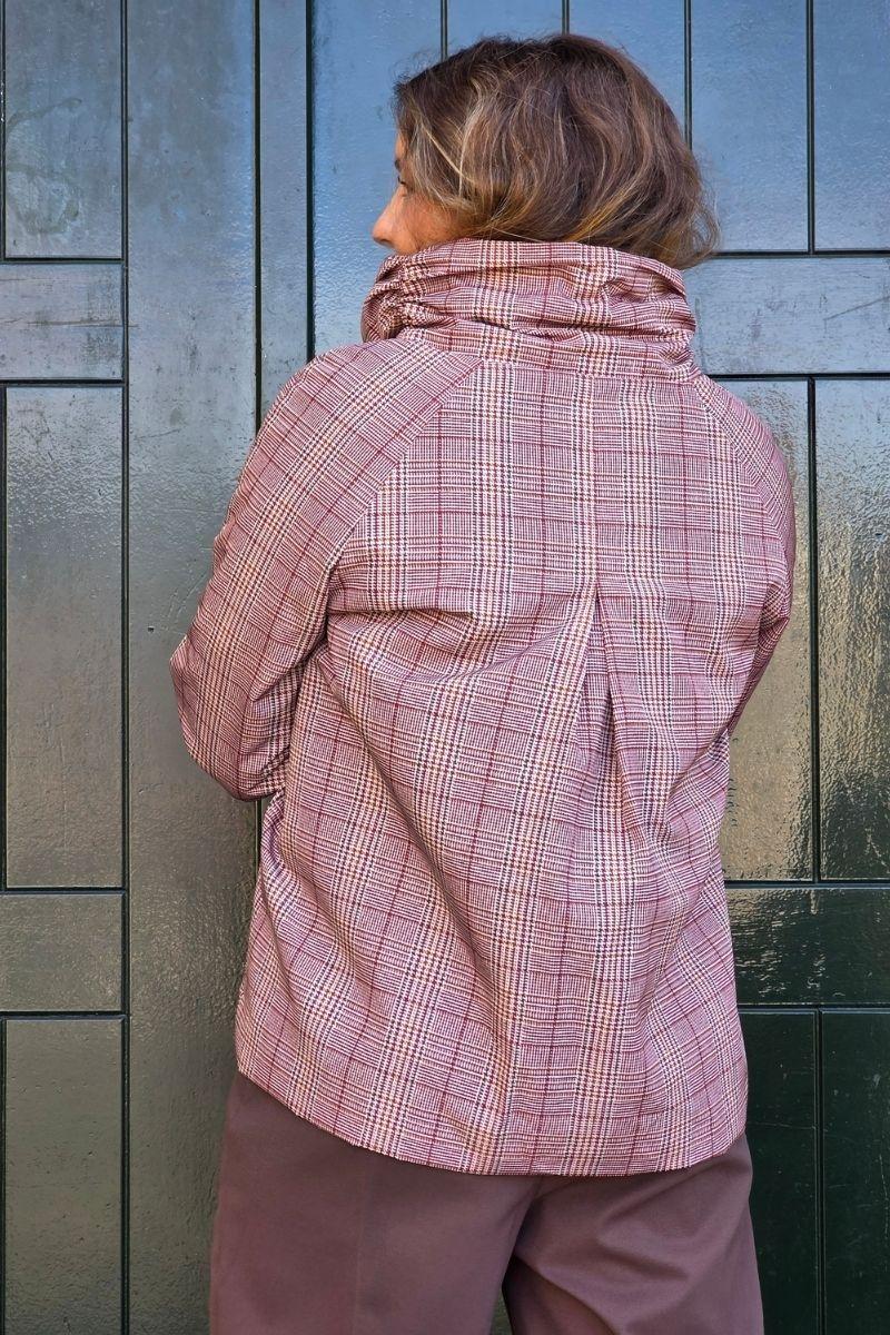 Parka corta tipo chubasquero de pata de gallo granate