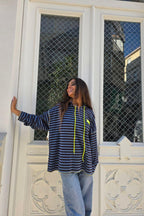 Sudadera de rayas con capucha azul marino