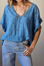 Camiseta cuello pico dorado azul jeans
