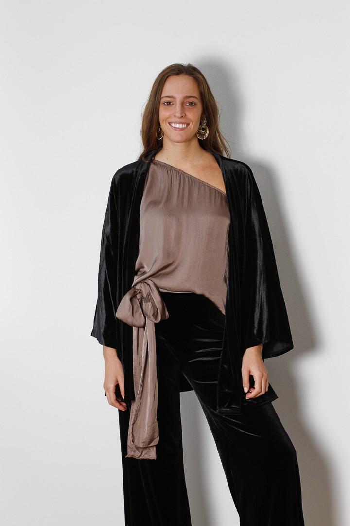 Kimono corto de terciopelo negro