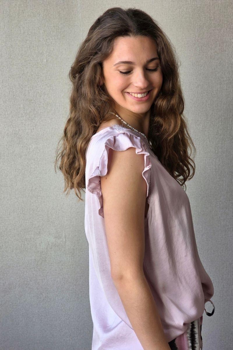 Blusa rosa raso con puntilla y volante en la manga
