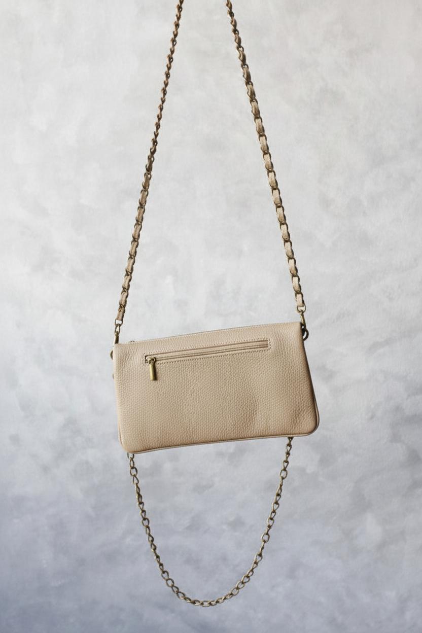 Bolso de piel crudo con dos cadenas