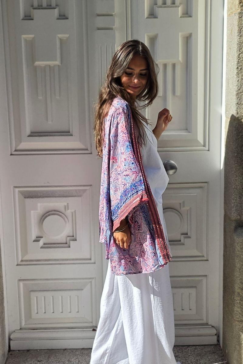 Kimono corto estampado rematado con espejitos rosa y azulón