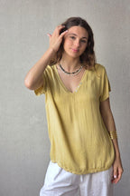 Blusa de seda con tres botones amarilla