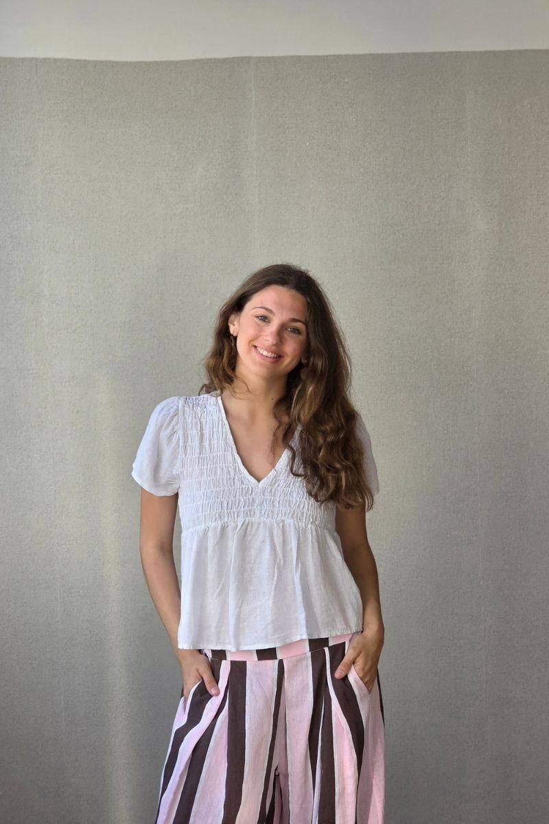 Blusa funcida  cuello pico blanco