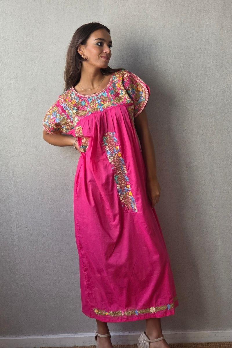 Vestido mexicano bordado a mano fucsia