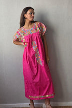 Vestido mexicano bordado a mano fucsia