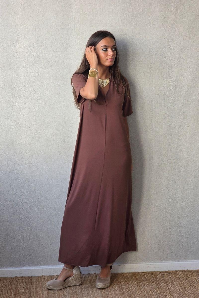 Vestido liso cuello pico m/corta chocolate