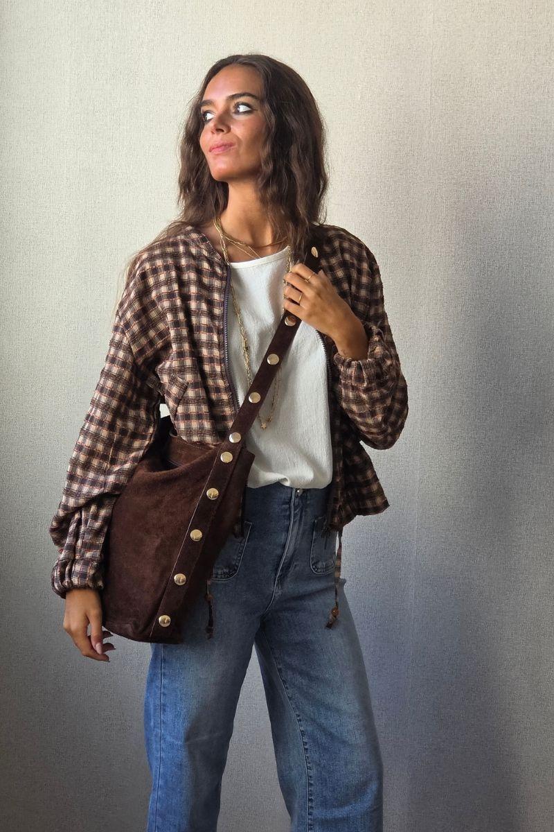 chaqueta tipo bomber de cuadros café