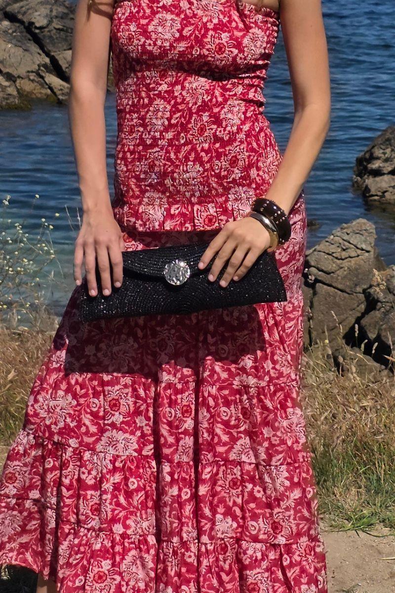 Cartera de mano negra con detalle