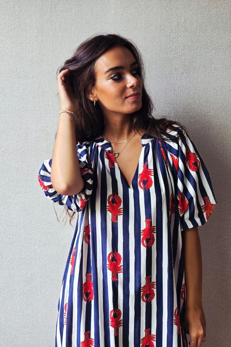 Vestido de rayas y estampado langosta