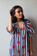 Vestido de rayas y estampado langosta
