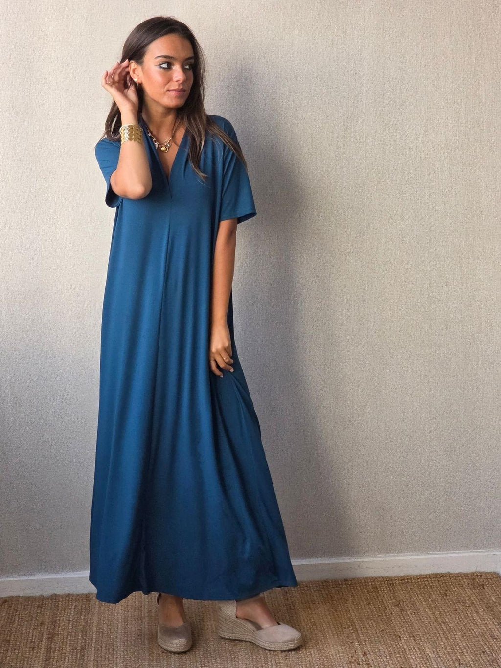 Vestido liso cuello pico m/corta petróleo