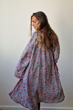 Kimono largo estampado con fondo azul y flores rosas