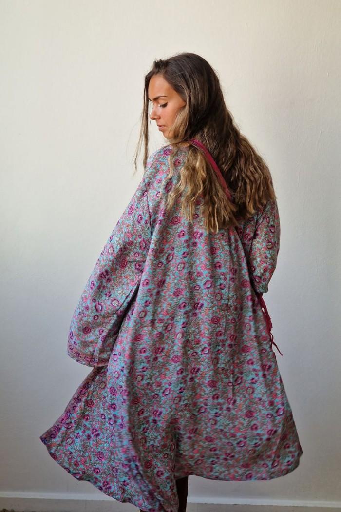 Kimono largo estampado con fondo azul y flores rosas