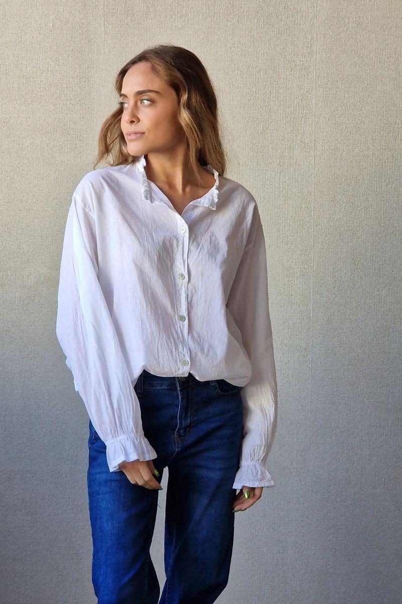 Camisa blanca con volante en el cuello