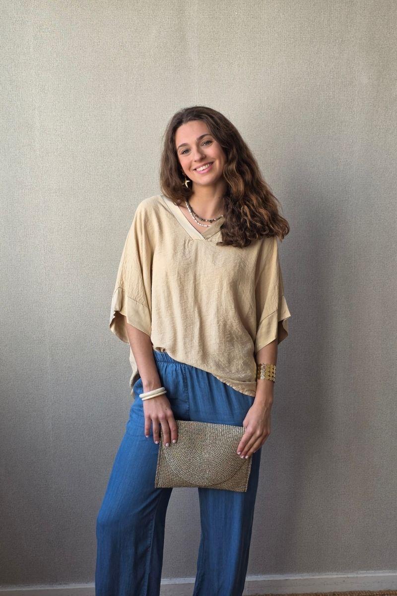 Blusa over manga corta con detalle satinado camel