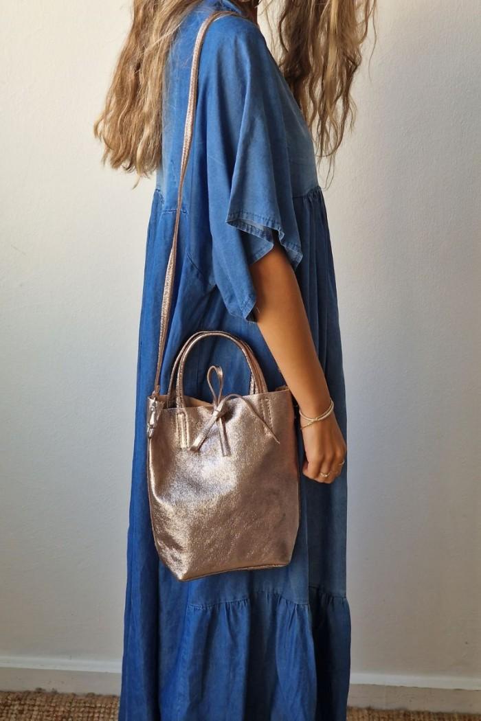 Bolso pequeño  tipo cubo de piel metaliza cobre