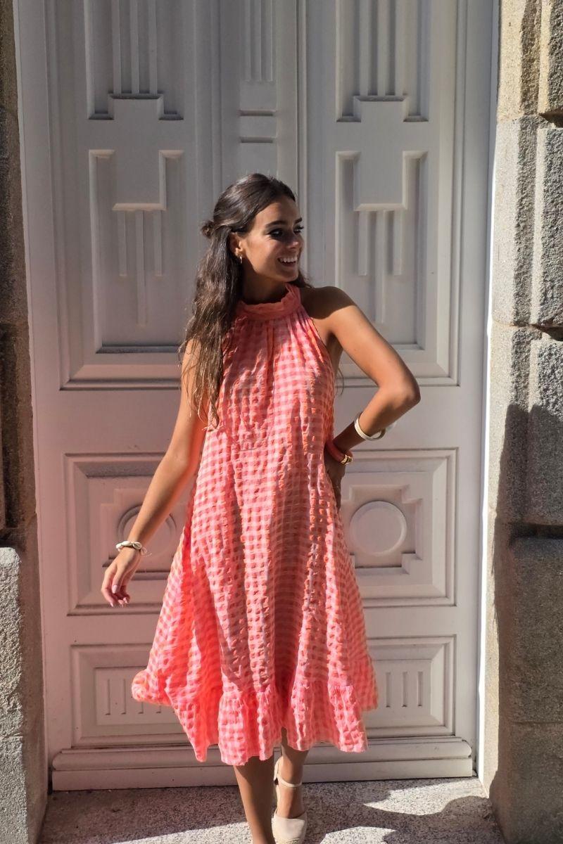 Vestido cuello halter de cuadros naranja flúor
