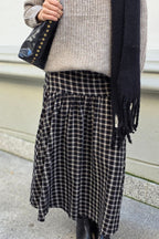 Falda larga de cuadros corte cadera negra