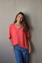 Blusa over manga corta con detalle satinado coral