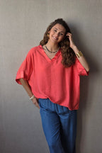 Blusa over manga corta con detalle satinado coral
