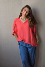 Blusa over manga corta con detalle satinado coral