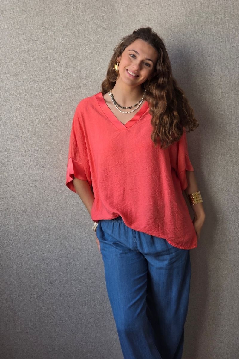 Blusa over manga corta con detalle satinado coral