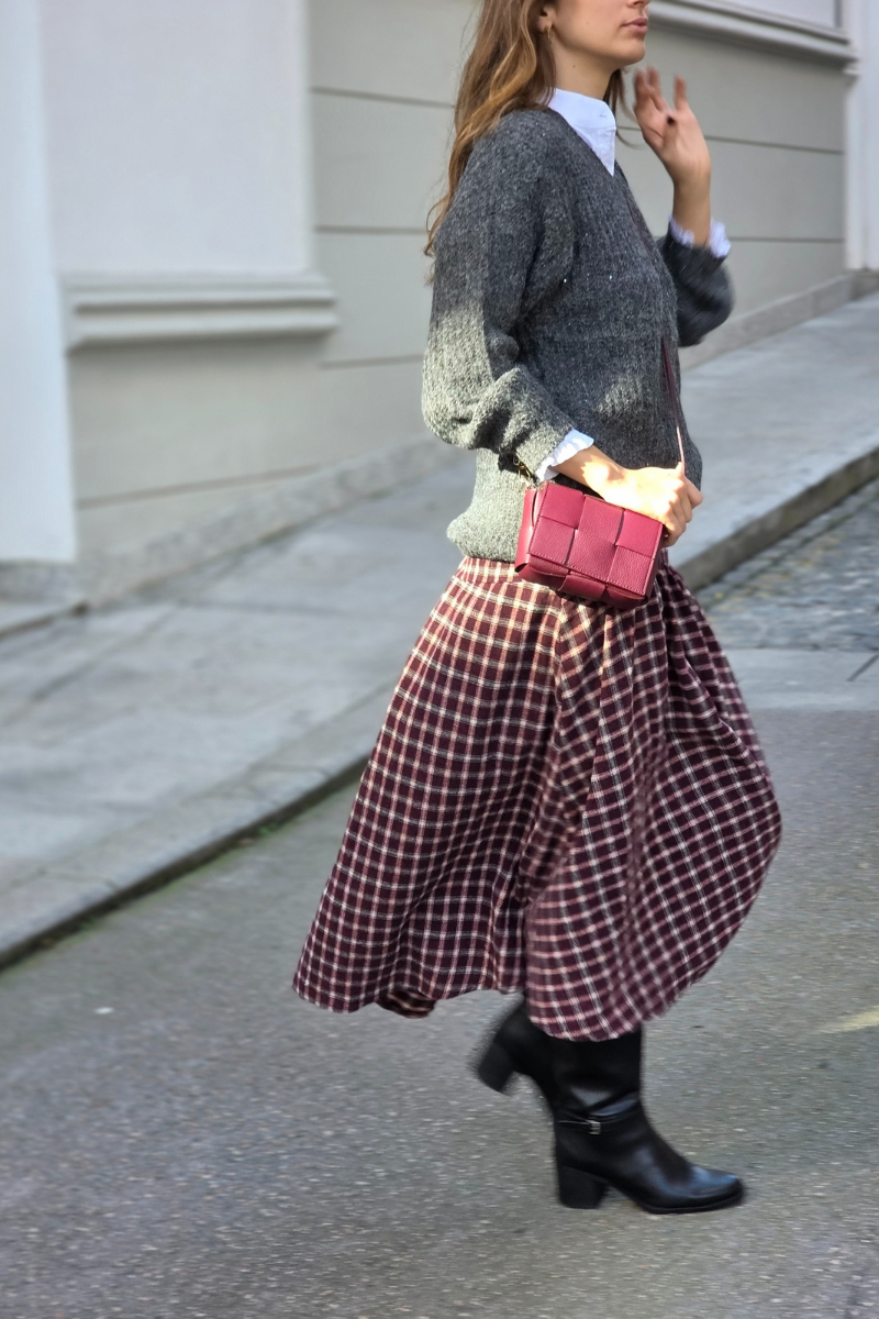 Falda larga de cuadros corte cadera granate