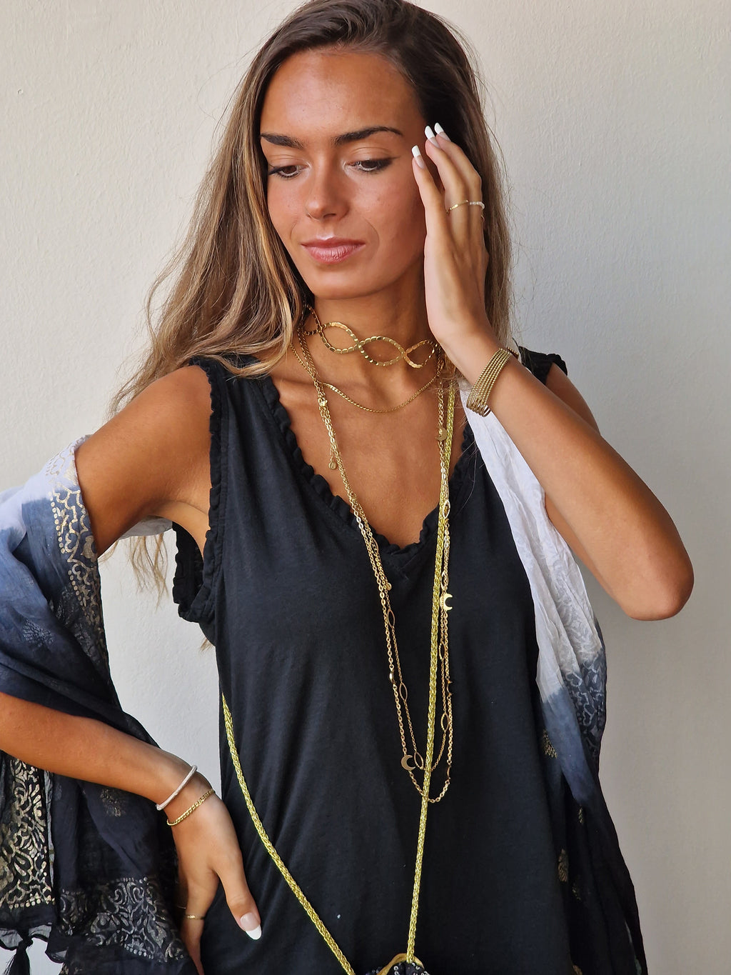 Camiseta de pico con tirantes negra