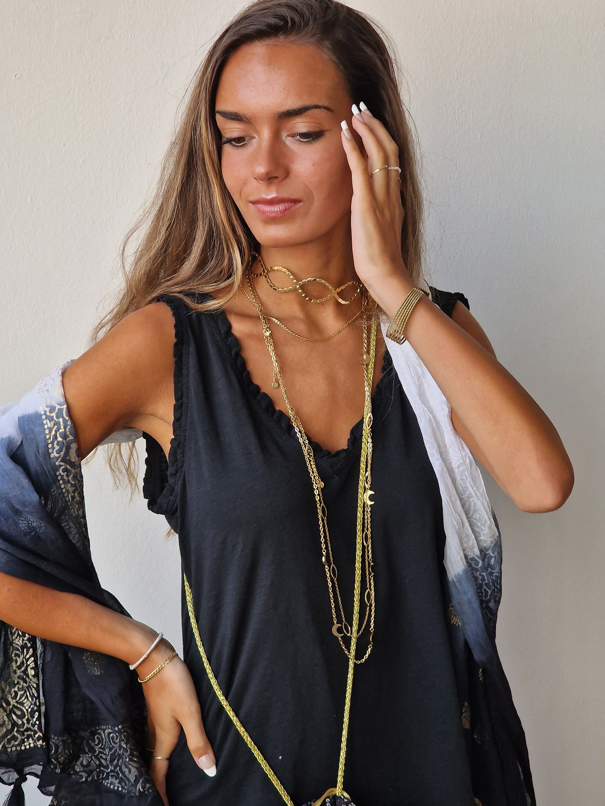 Camiseta de pico con tirantes negra