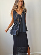 Camiseta de pico con tirantes negra