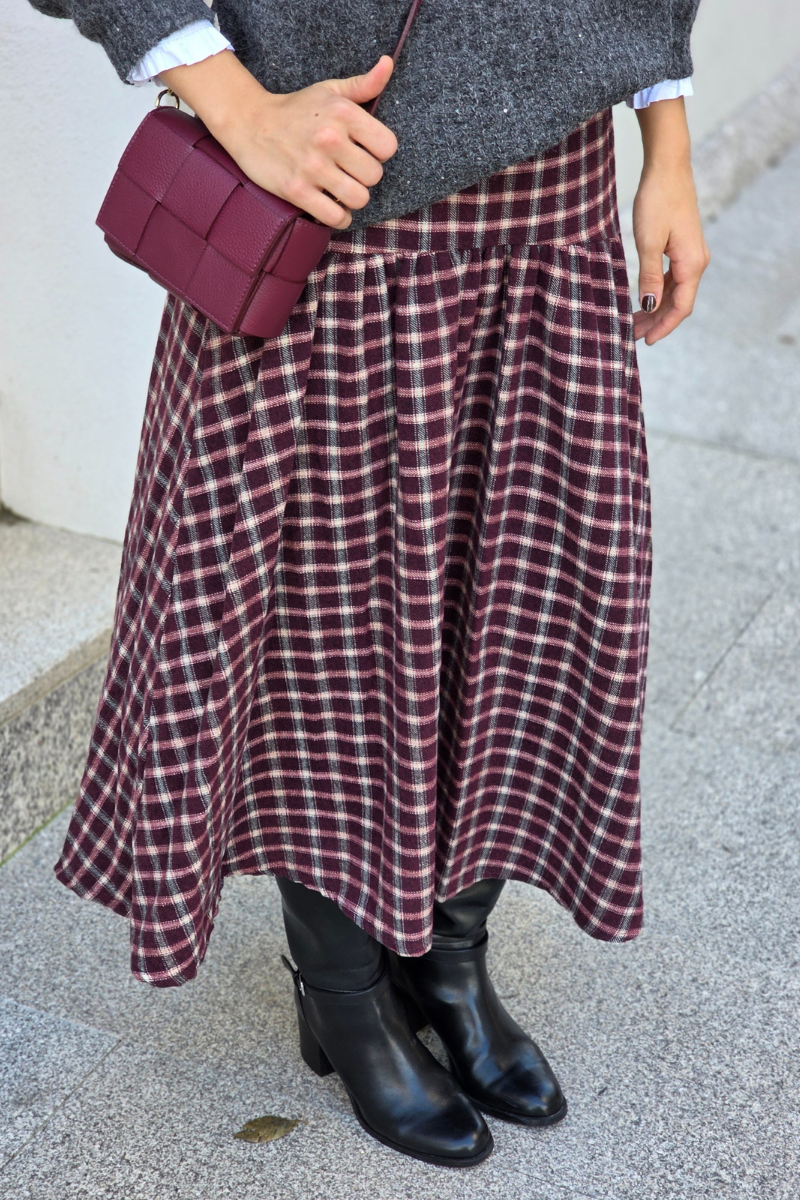Falda larga de cuadros corte cadera granate