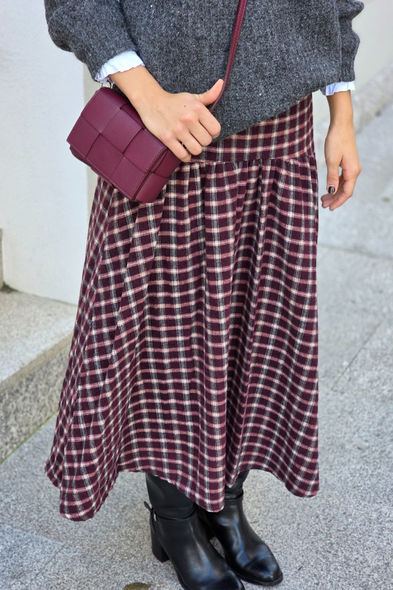 Falda larga de cuadros corte cadera granate