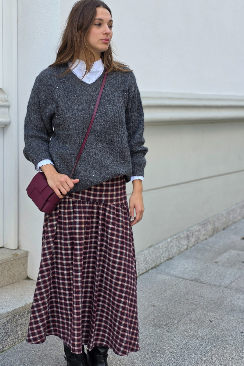 Falda larga de cuadros corte cadera granate