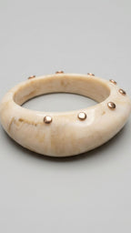 Pulsera hueso con tachuelas doradas