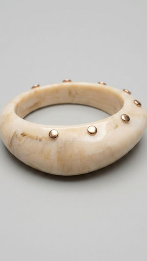 Pulsera hueso con tachuelas doradas